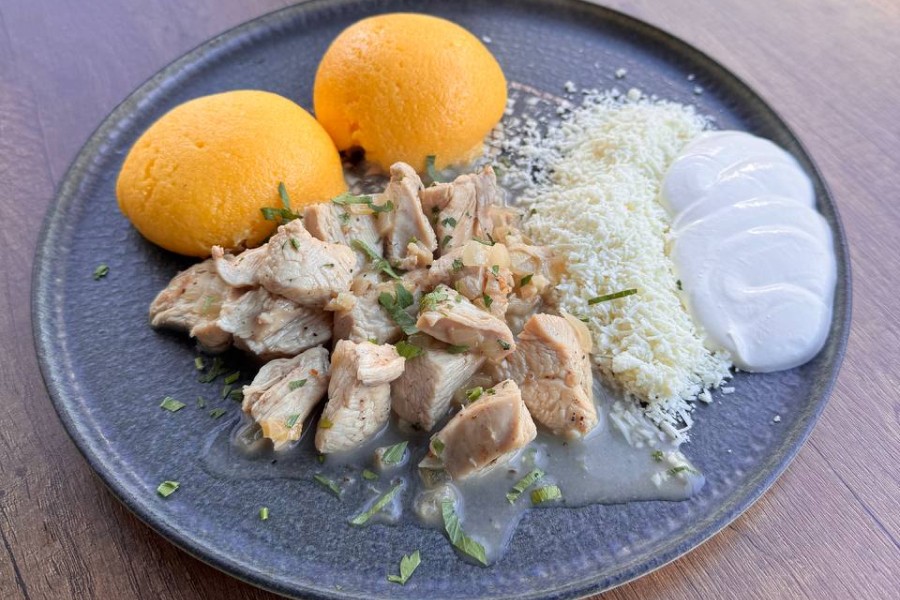 Polenta with sour cream and goat cheese with chicken 