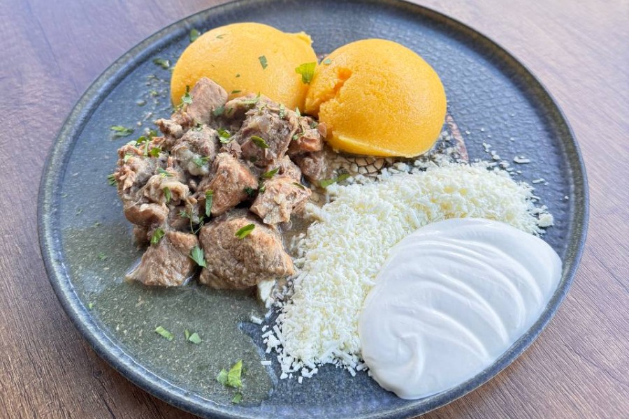 Polenta with sour cream and goat cheese with pork