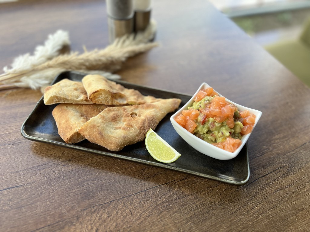 Guacamole with salmon 